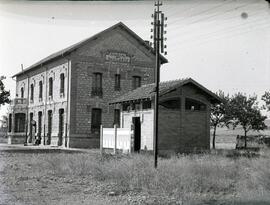 Estación de Arguedas - Muscaria. Edificio de viajeros distintas perspectivas