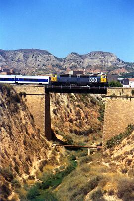 Locomotora diésel - eléctrica 333 - 203 de RENFE, fabricada por MACOSA y pintada en amarillo y gr...