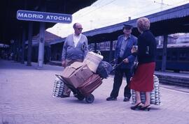 Mozo de equipajes o de estación de RENFE en la estación de Madrid - Atocha