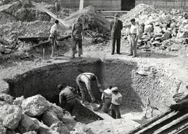 Vista del personal de obras trabajando en la excavación de los cimientos correspondientes al pivo...