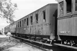 Coche de viajeros de 3ª clase C 1104 de RENFE, de dos ejes y estribo corrido, en la estación de J...