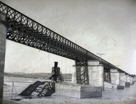 Puente metálico sobre el río Odiel, en el km 151,920 de la línea de Zafra a Huelva, entre los tér...