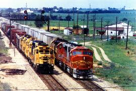 Edelstein (Illinois). Vista de dos composiciones de mercancías. En cabeza las locomotoras ATSF-11...