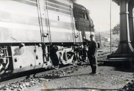 Jefe de estación dando la salida al expreso de Madrid en la estación de Betanzos