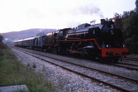 Locomotora de vapor 141F-2111 Mikado del Museo del Ferrocarril de Galicia realizando el trayecto ...