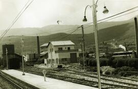 Equipo de línea con vivienda y taller junto a la estación de Bárcena en la línea de Venta de Baño...