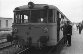Automotor térmico diésel Ferrobús de la serie 591 de RENFE en la estación de Valencia - Fuente de...