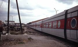 Coches de viajeros Talgo III, algunos de ellos pasando por el túnel de lavado, y locomotora diése...