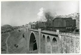 Puente de Galleguines en el km 146,526 de la línea de Mérida a Sevilla - Los Rosales, situado den...