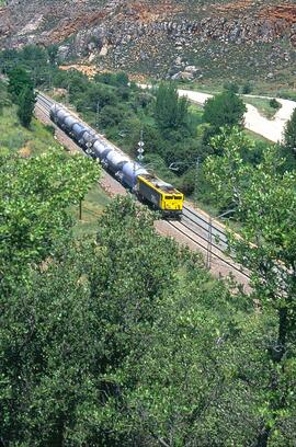 Vista aérea de una composición de mercancías formada por locomotora eléctrica de la serie 269 de ...