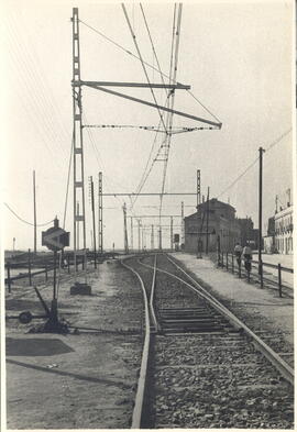 Catenaria y ménsulas de la electrificación de la estación de Mataró en el trayecto de Barcelona-M...