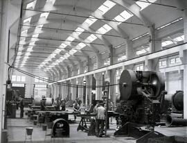 Interior de uno de los edificios de los talleres generales de la estación de Valladolid - Campo G...