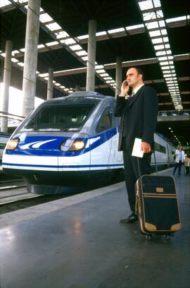 Viajero junto a un automotor eléctrico, unidad de tren eléctrica o electrotren de la serie 490 de...