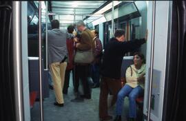Vista del interior de una unidad de tren del Metro de Bilbao, y de viajeros