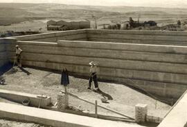 Vista de personal trabajando en la construcción de balsas de decantación en la estación de Baeza ...